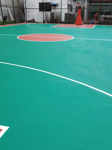 依安 球场长期使用易出现地面开裂